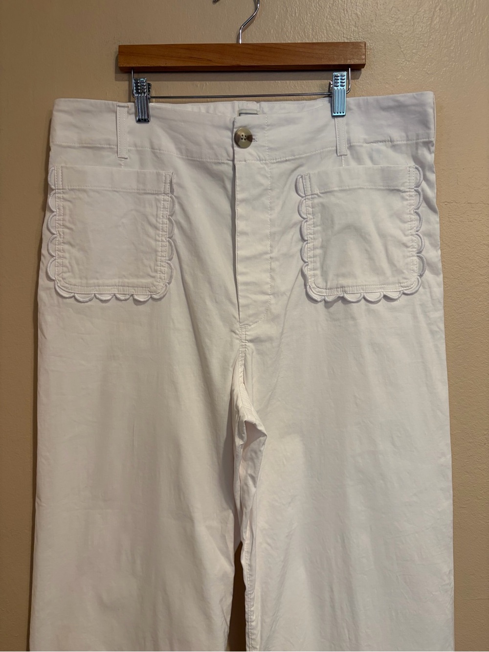 Maeve White White Leg Pants w/ Cute Scalloped Pockets, size 34 - Picture 2 of 8